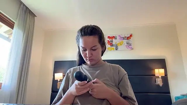 Nelly Fischer online show from December 22, 2025, 5:51 am