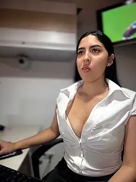 MarianaBenz online show from June 15, 2026, 12:12 am