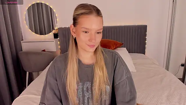 CassieRayss online show from May 19, 2026, 12:01 pm