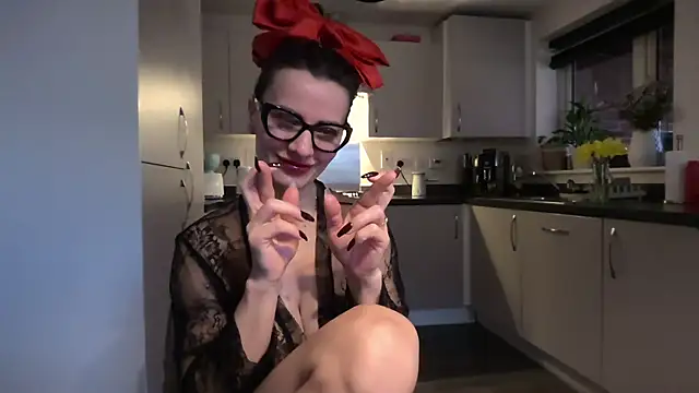 Snapshot of SweetMonicaUK chatting on February 10, 2026, 10:25 am SweetMonicaUK online show from February 10, 2026, 10:25 am