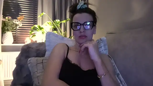 Snapshot of SweetMonicaUK chatting on March 21, 2026, 9:51 pm SweetMonicaUK online show from March 21, 2026, 9:51 pm