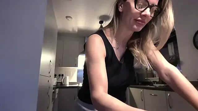 Snapshot of SweetMonicaUK chatting on February 6, 2026, 9:49 am SweetMonicaUK online show from February 6, 2026, 9:49 am