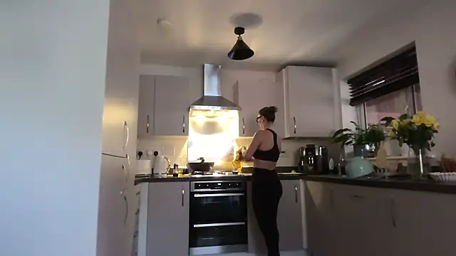 Snapshot of SweetMonicaUK chatting on April 15, 2026, 8:31 am SweetMonicaUK online show from April 15, 2026, 8:31 am