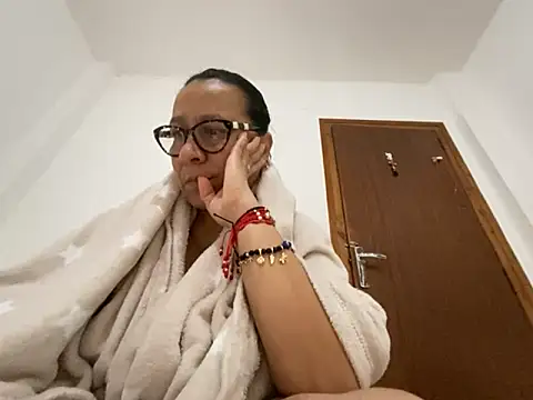 sweeviolet online show from April 21, 2026, 6:42 am