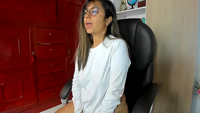 Isabellaa22 1 online show from June 7, 2026, 3:28 pm