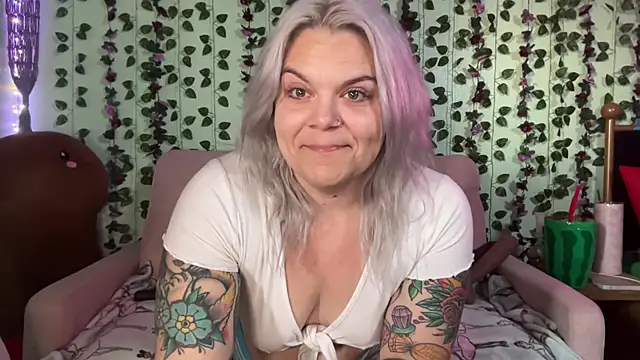 CherryBombBomb online show from May 25, 2026, 2:33 am