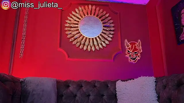 Julieta Russell online show from June 24, 2026, 12:37 pm