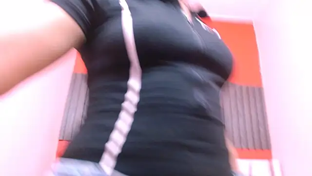 VeronicaRobles online show from June 25, 2026, 6:24 pm