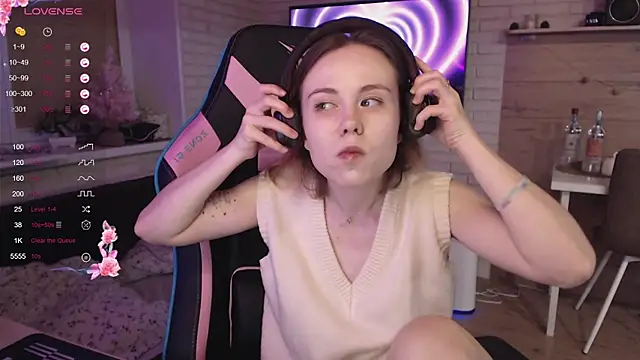 Snapshot of lucy_mirror chatting on December 21, 2025, 9:15 pm lucy mirror online show from December 21, 2025, 9:15 pm