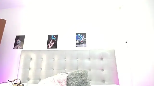 horny-juliette online show from June 12, 2026, 12:36 pm