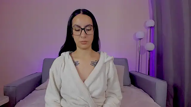 miadaniells hot online show from April 21, 2026, 12:01 pm