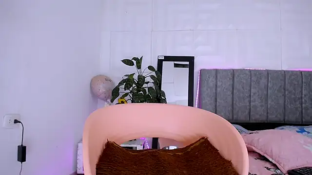 nataly red online show from November 11, 2025, 2:28 am