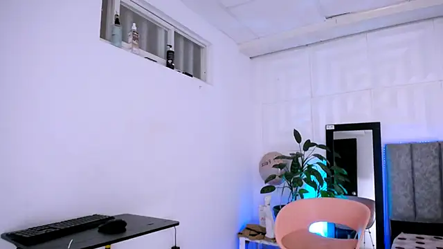 nataly red online show from September 13, 2025, 6:41 pm