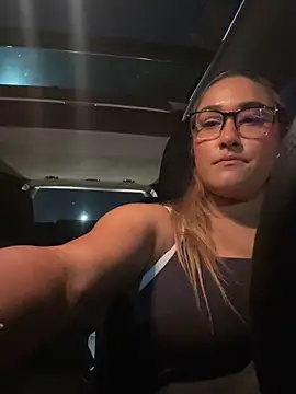 DarianaGuzz online show from October 21, 2025, 1:38 am