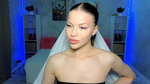 EmmyMills online show from June 15, 2026, 6:18 pm
