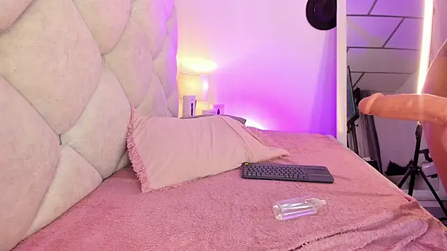 alessiaferry online show from June 24, 2026, 7:33 pm