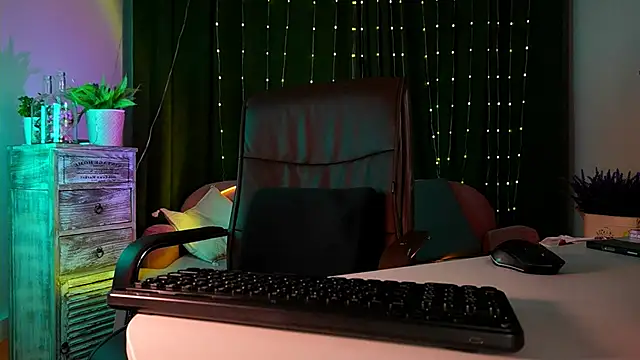 LolaLemona online show from June 7, 2026, 9:14 am
