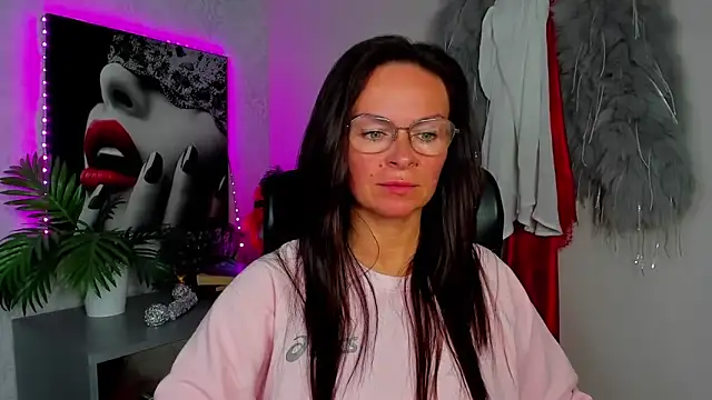 HelenLuxx online show from June 17, 2026, 3:22 pm