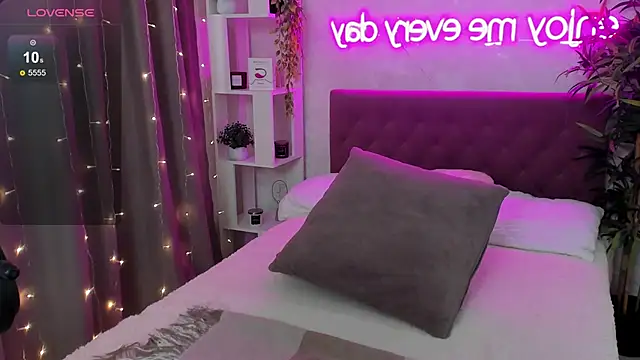 FeralPeach online show from June 20, 2026, 6:29 am
