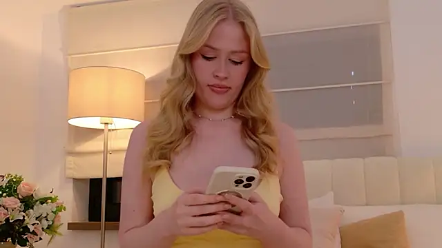 JuliaJaee online show from June 7, 2026, 5:07 pm