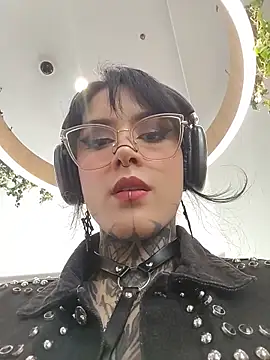 taaylor33 online show from June 18, 2026, 4:12 pm