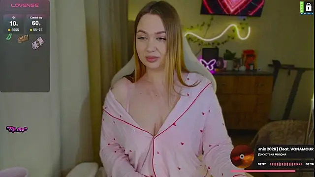 -LinaLove- online show from April 18, 2026, 7:18 pm