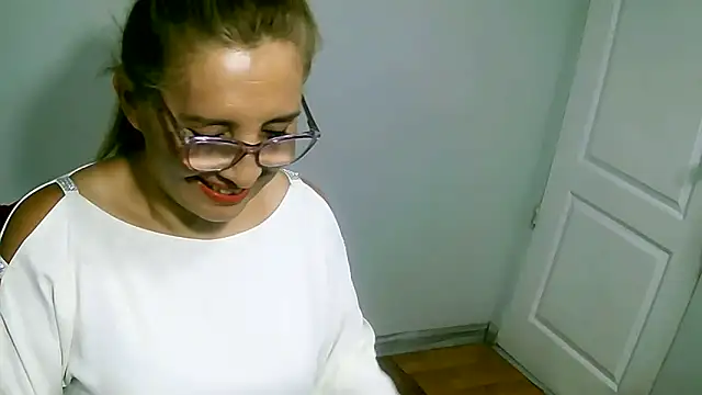 Snapshot of leona- chatting on December 21, 2025, 4:41 pm leona- online show from December 21, 2025, 4:41 pm