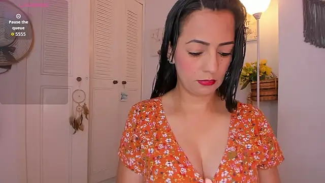 anaruiz  online show from June 15, 2026, 5:34 pm