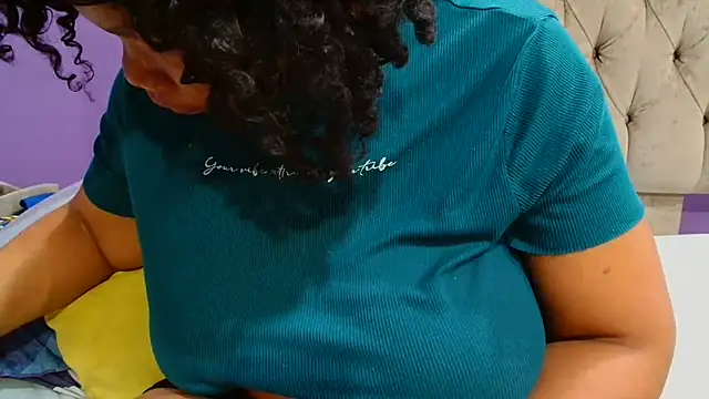 Snapshot of YELLOWBUSTYMELLONS chatting on March 10, 2026, 5:28 pm YELLOWBUSTYMELLONS online show from March 10, 2026, 5:28 pm