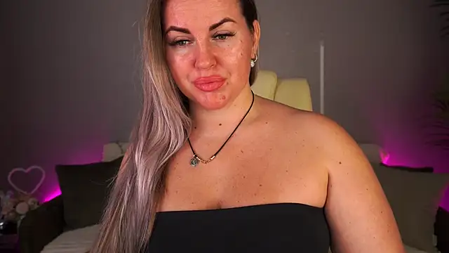 KiraCandyS online show from June 13, 2026, 8:07 pm