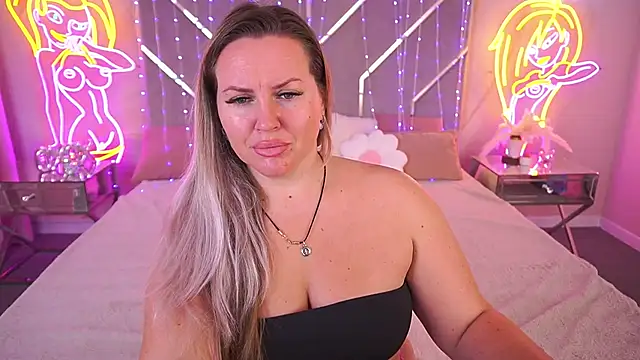 KiraCandyS online show from June 11, 2026, 8:39 pm