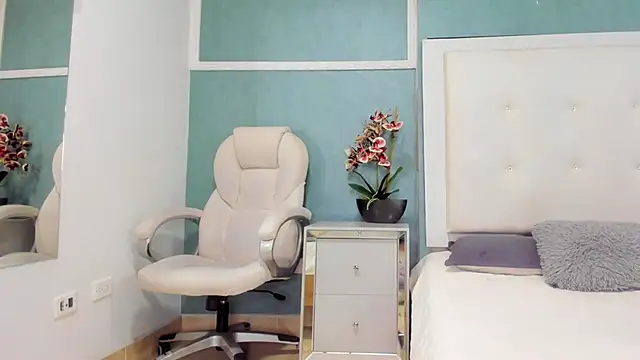 emilyadams0 online show from March 10, 2026, 8:46 pm