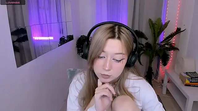 SaintGirl online show from March 15, 2025, 8:54 pm