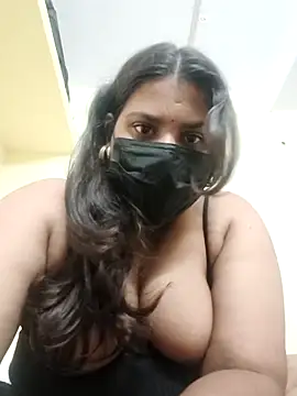 Hotmilfxox online show from May 6, 2026, 6:23 pm