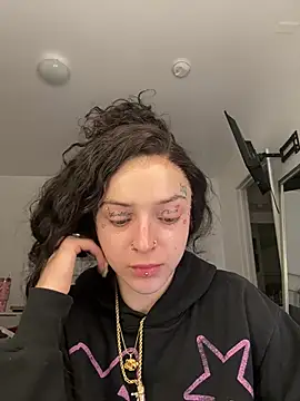 exoticmisfitt online show from April 22, 2026, 5:47 am