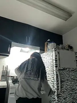 exoticmisfitt online show from April 21, 2026, 9:27 am