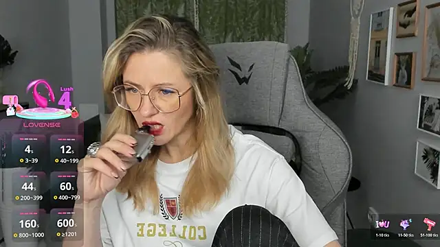 Snapshot of LadyIzabel chatting on March 6, 2026, 2:45 pm LadyIzabel online show from March 6, 2026, 2:45 pm