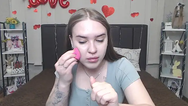 LauraHlot online show from May 9, 2026, 5:38 pm