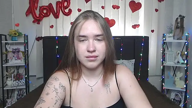 LauraHlot online show from July 6, 2026, 8:21 am