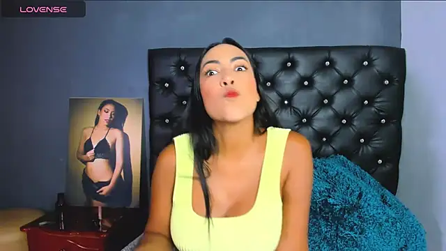 catalinamuss  online show from June 11, 2026, 5:32 pm