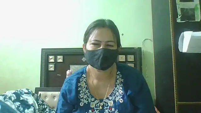 Snapshot of couplesuni chatting on May 1, 2026, 4:17 am couplesuni online show from May 1, 2026, 4:17 am