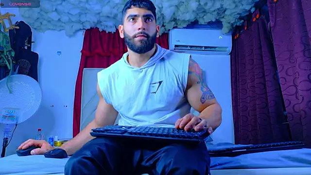 Rich boy01 online show from May 27, 2026, 2:19 am