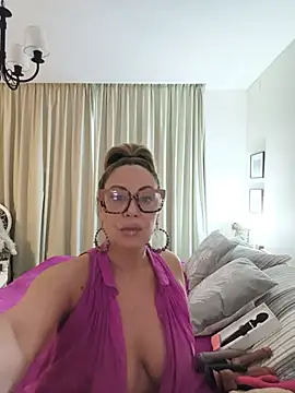 lolavalecuatro online show from June 7, 2026, 7:30 pm