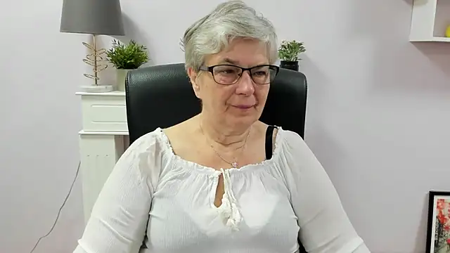 IrisDream online show from June 18, 2026, 6:12 am