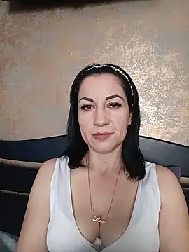 FireLily332 online show from February 6, 2025, 9:32 am