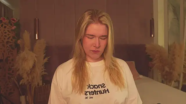 Smiley Mia online show from May 31, 2026, 5:13 am
