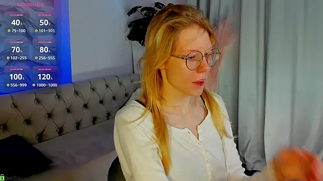 Esme Runn online show from June 11, 2026, 3:14 am