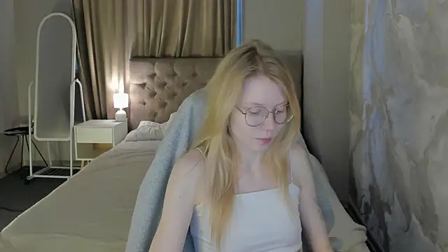 Esme Runn online show from July 3, 2026, 3:13 am