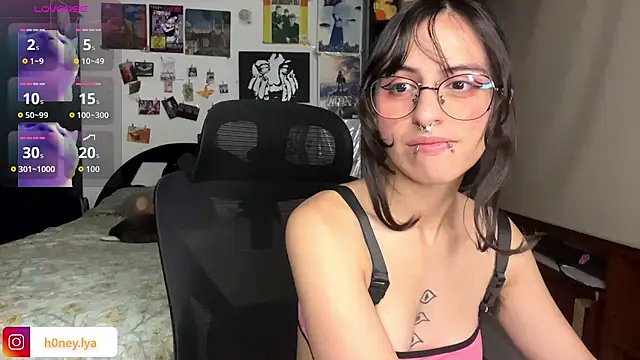 Snapshot of B0nnie_H0ney chatting on June 25, 2026, 12:52 am B0nnie H0ney online show from June 25, 2026, 12:52 am