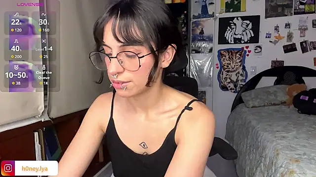 Snapshot of B0nnie_H0ney chatting on June 27, 2026, 1:55 am B0nnie H0ney online show from June 27, 2026, 1:55 am